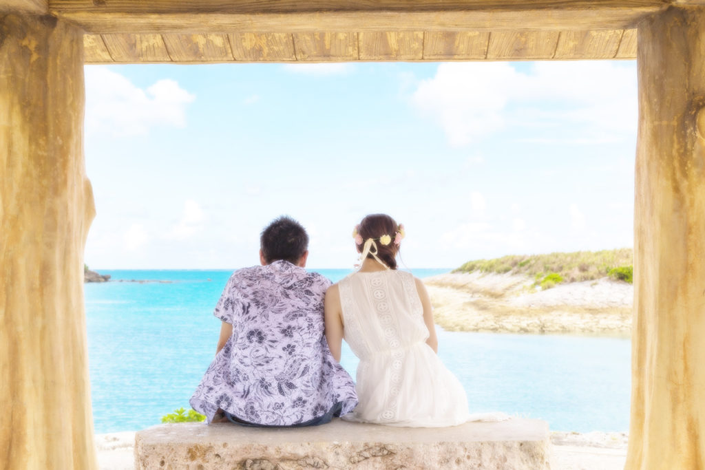 沖縄でハネムーンを楽しむカップル